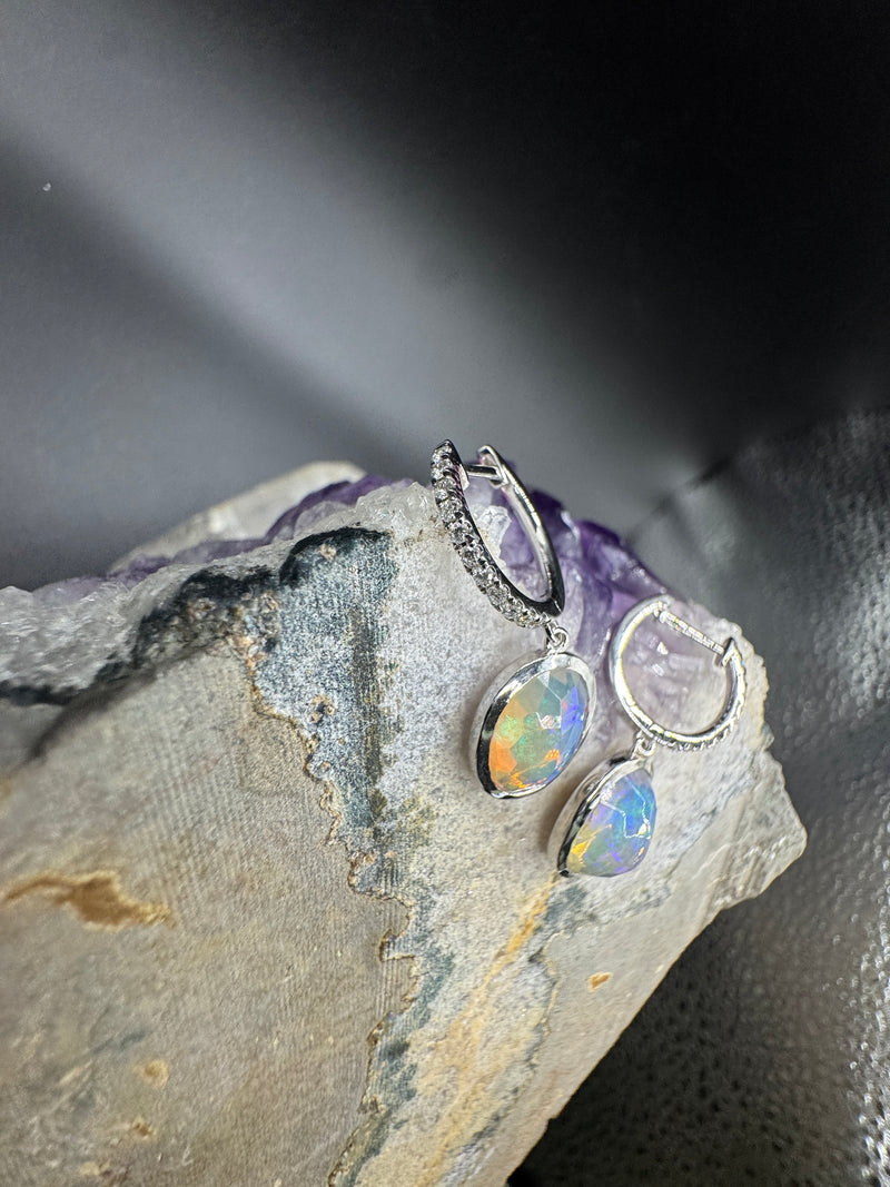 Moderne Opal Ohrringe in 14 Karat Weißgold mit feinen Brillanten