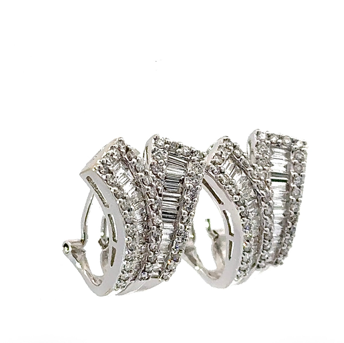 Exciting earrings in 18 carat white gold with brilliant-cut diamonds & baguette diamonds