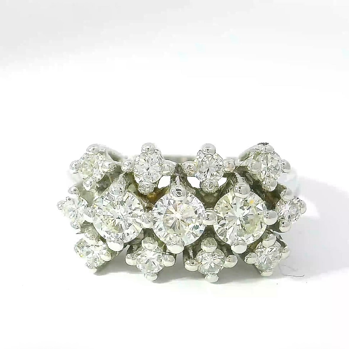 Timeless Vintage Ring in 14 Karat White Gold with Brilliant Cut Diamonds