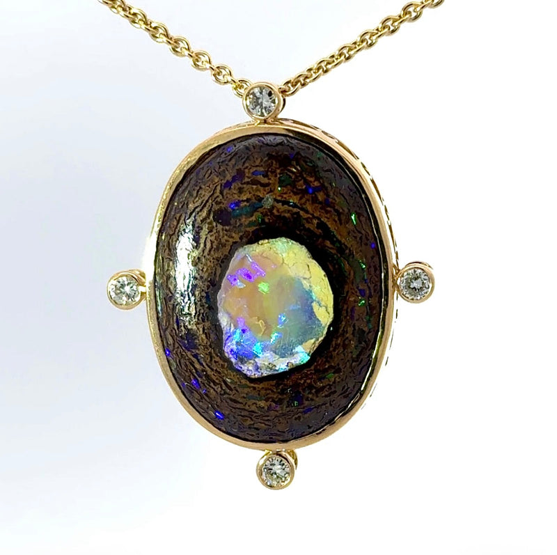 Besonderer Opal Anhänger in 14 Karat Gelbgold mit feinen Brillanten