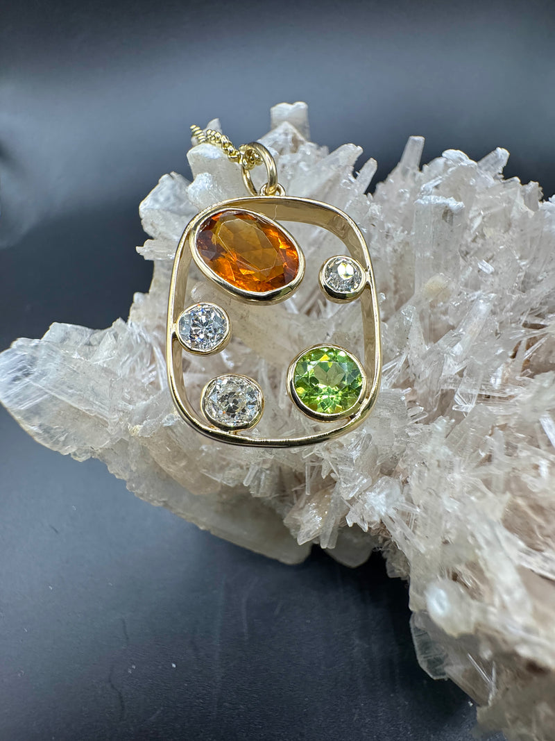 Ausgefallener Peridot / Citrin Anhänger in 14 Karat Gelbgold mit großen Diamanten