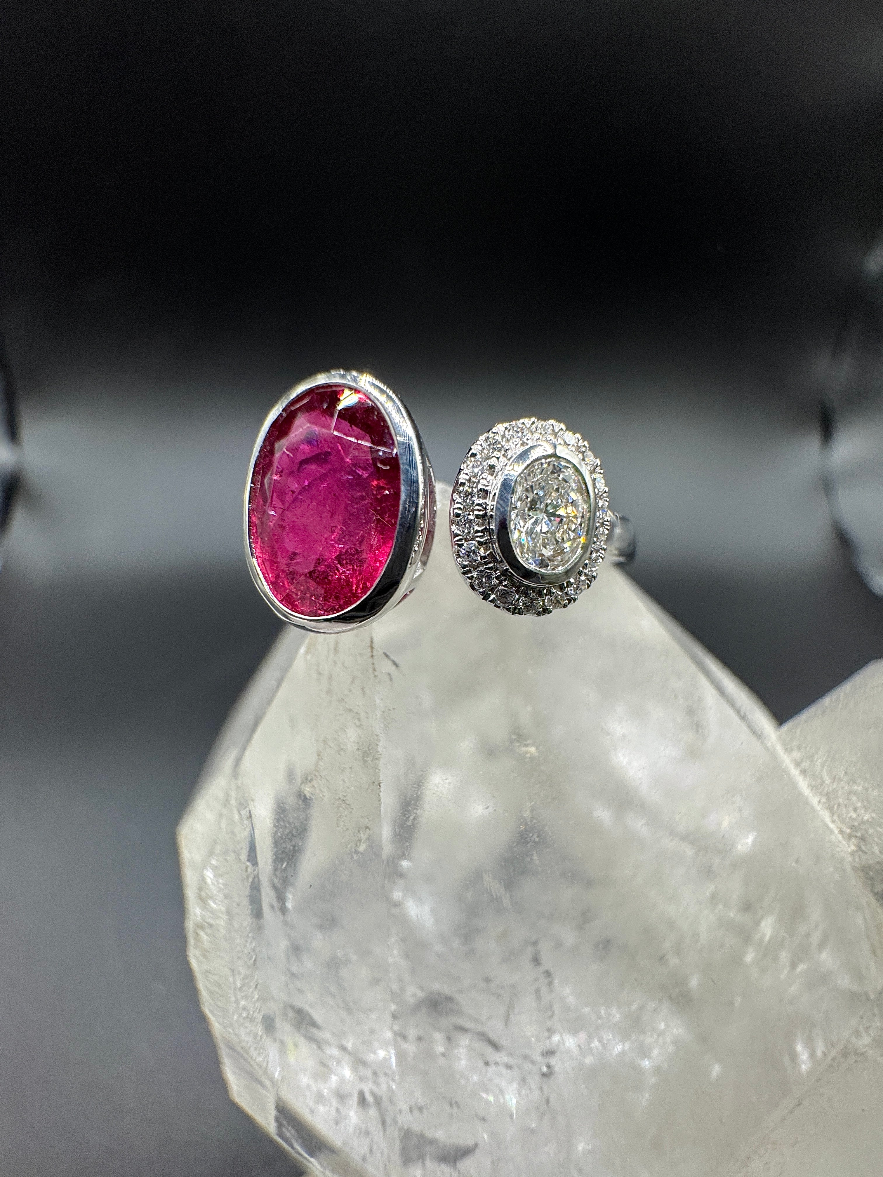 Eleganter Ring in 18 Karat Weißgold mit Rubellit & Brillanten