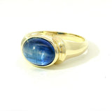 Zeitloser Ring in 9 Karat Gelbgold mit Saphir-Cabochon