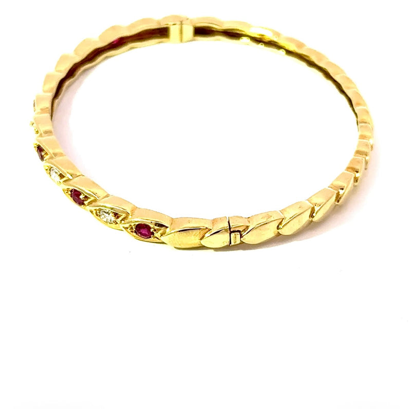 Zeitloser Armreif in 14 Karat Gelbgold mit Rubinen und Brillanten
