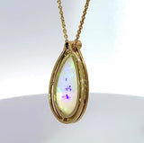 Handgefertigter Anhänger in 14 Karat Gelbgold mit äthiopischem Opal und Brillanten