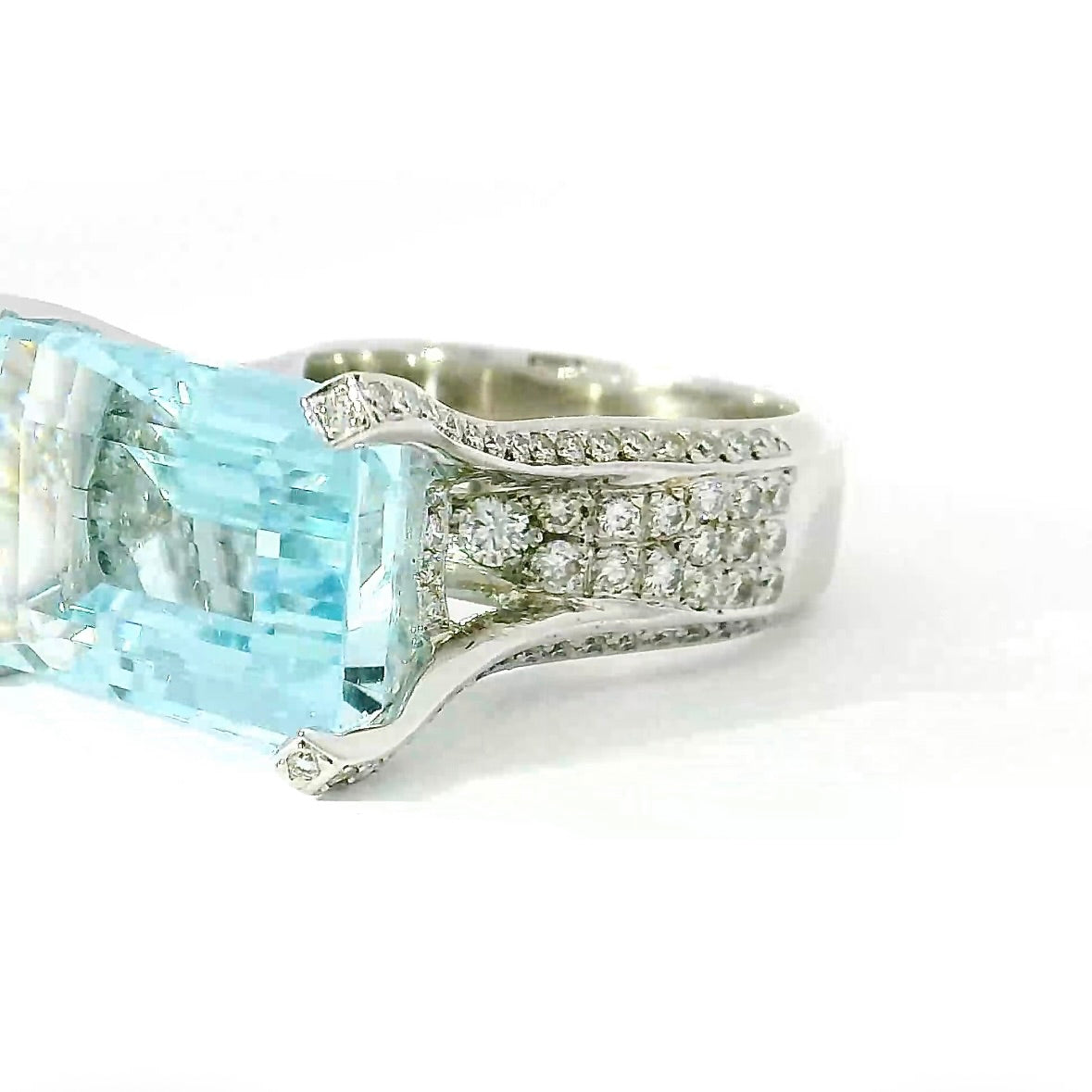 Prunkvoller Cocktailring in 18 Karat Weißgold mit feinem Aquamarin und Brillanten