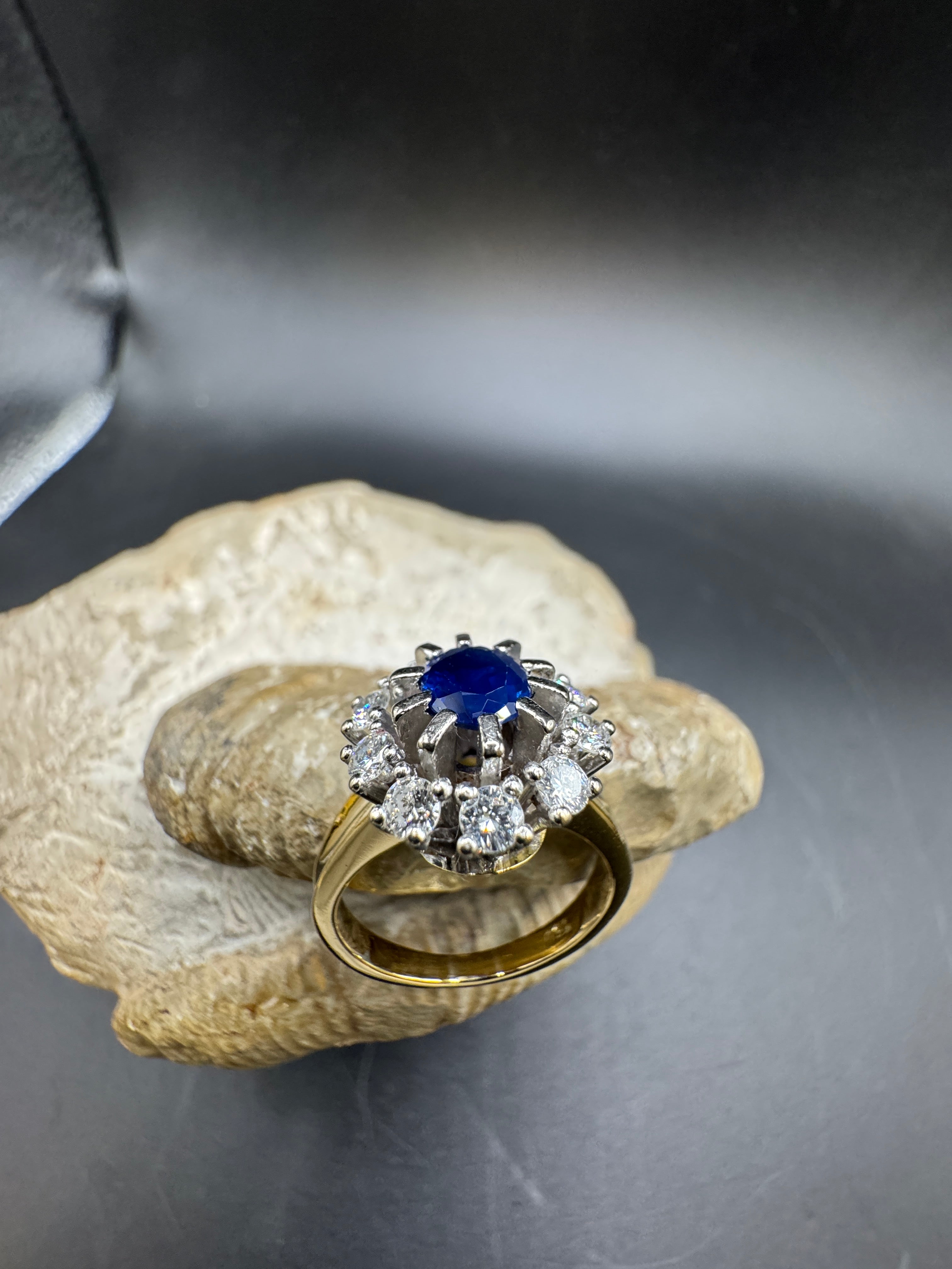 High-quality ring in 18 carat yellow & white gold with sapphire & brilliant-cut diamonds