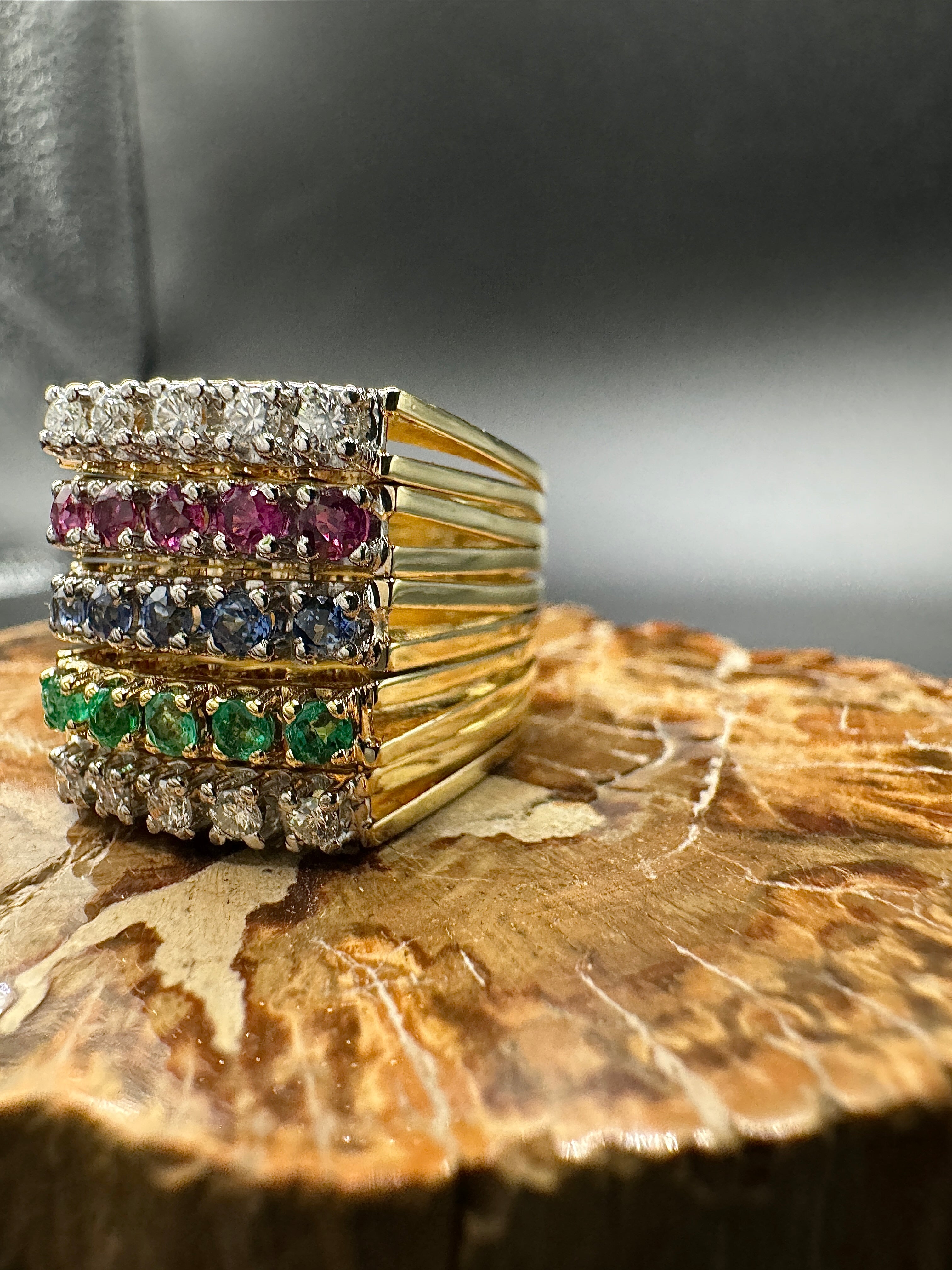 Breiter Halbmemory Ring in 14 Karat Gelbgold mit Saphir, Rubin, Smaragd & Brillanten