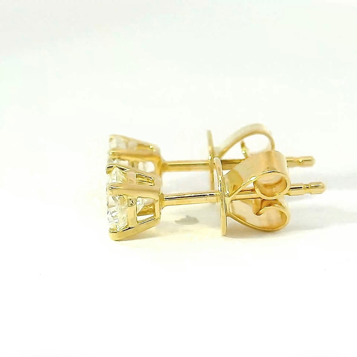 Moderne Brillantstecker in 18 Karat Gelbgold mit hochfeinen Brillanten