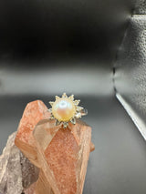 Zeitloser Entourage-Ring in 14 Karat Weißgold mit Akoya-Perle und Diamanten