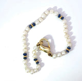 Verspieltes Perlenarmband mit 14 Karat Gelbgold und blauen Saphiren
