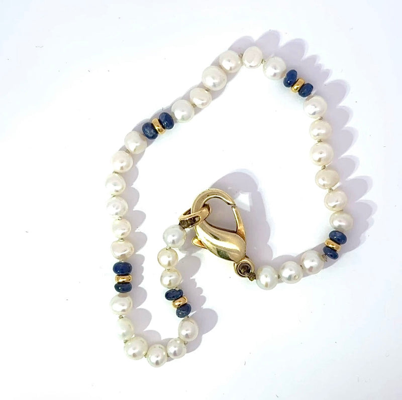 Verspieltes Perlenarmband mit 14 Karat Gelbgold und blauen Saphiren