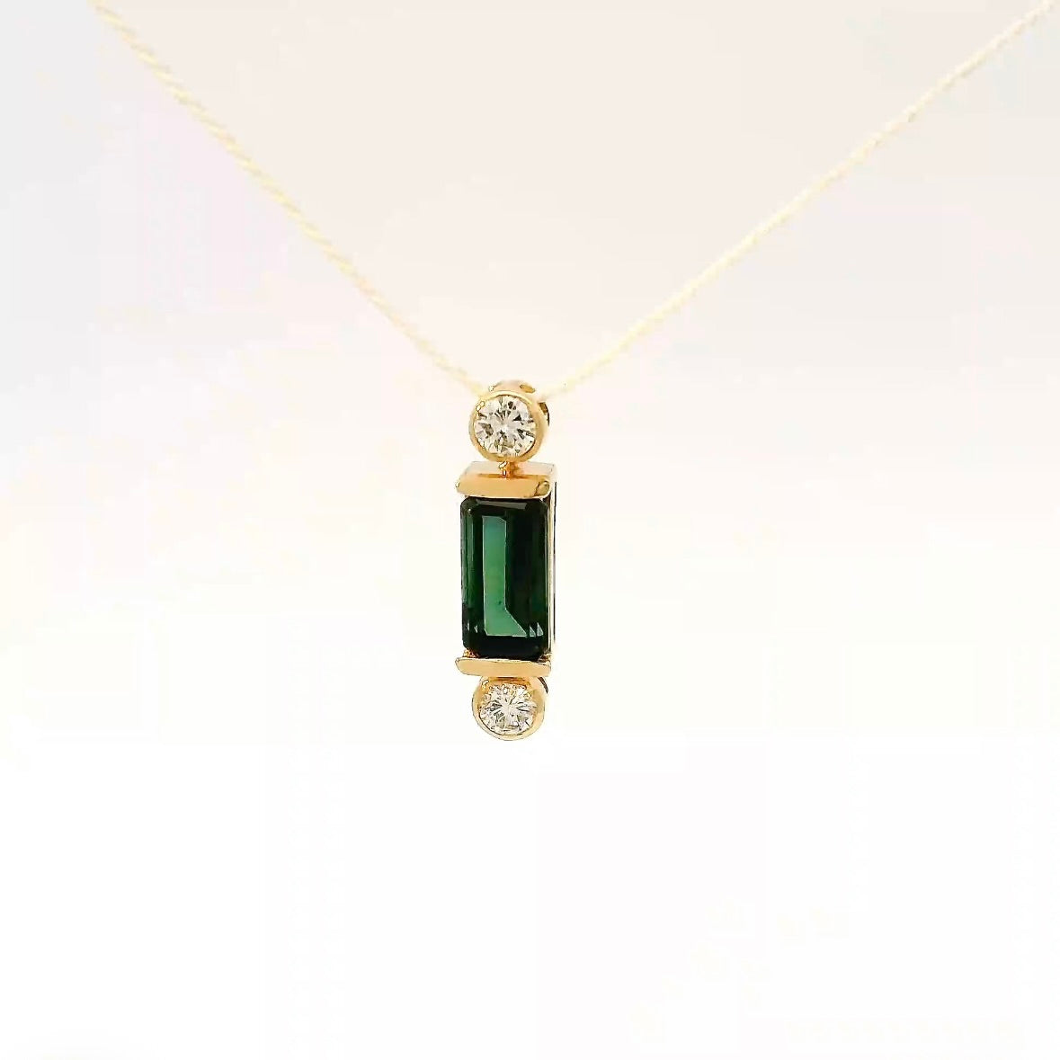 Eleganter Anhänger in 14 Karat Gelbgold mit grünem Turmalin & Brillanten