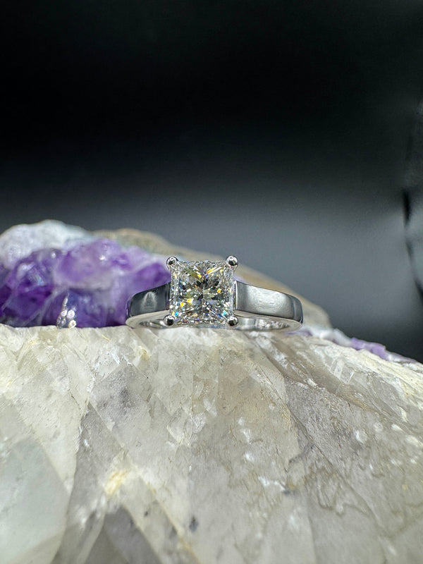 Massiver Solitär Ring in Platin mit hochfeinem Princess-Cut Brillanten