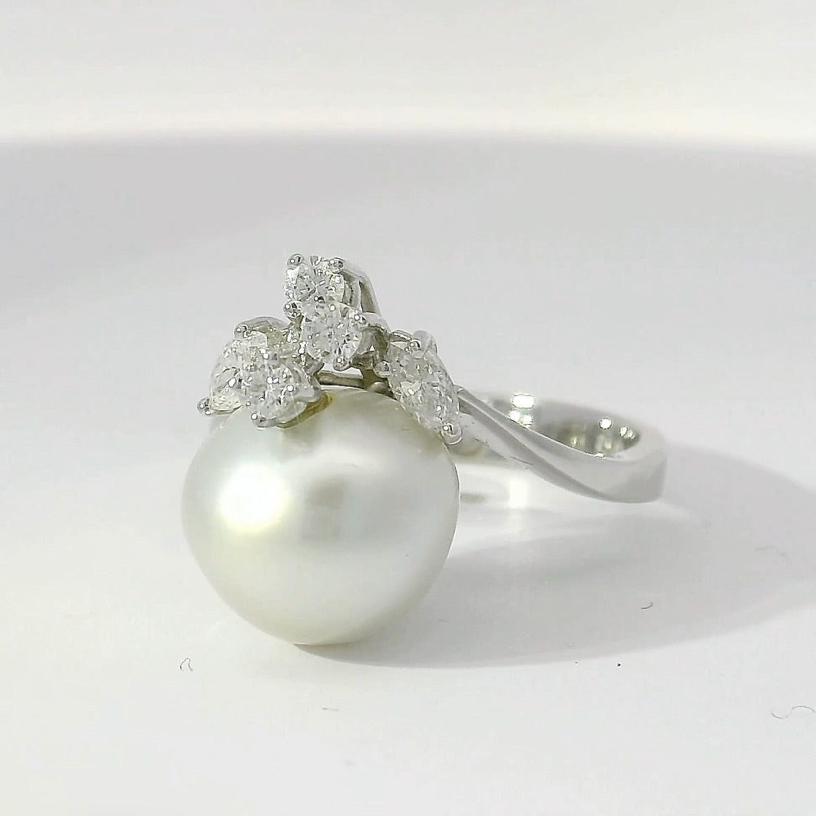 Handgefertigter Ring in 18 Karat Weißgold mit Südseeperle & Diamanten