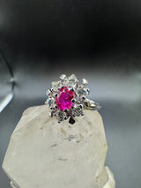 Eleganter Entourage-Ring in 18 Karat Weißgold mit leuchtendem Rubin & Brillanten