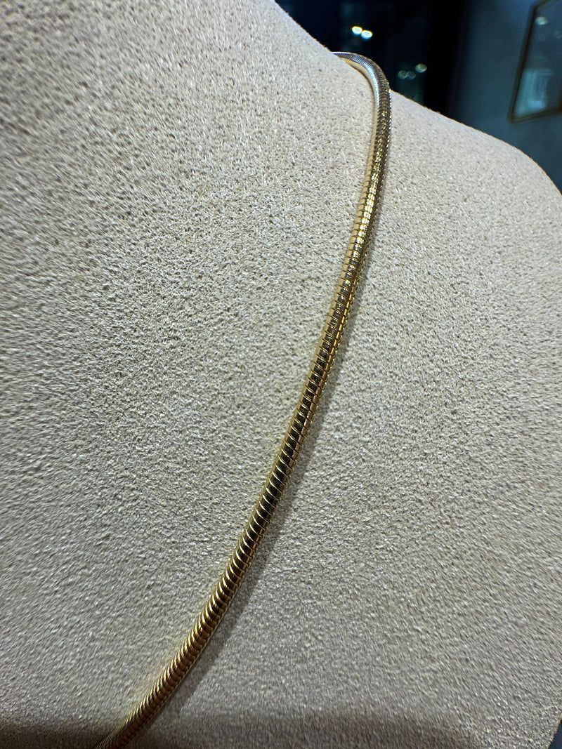 Zeitlose Schlangenkette in 8 Karat Gelbgold mit Karabiner