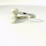 Eleganter Toi-et-Moi-Ring in 9 Karat Weißgold mit Diamanten und Perlen