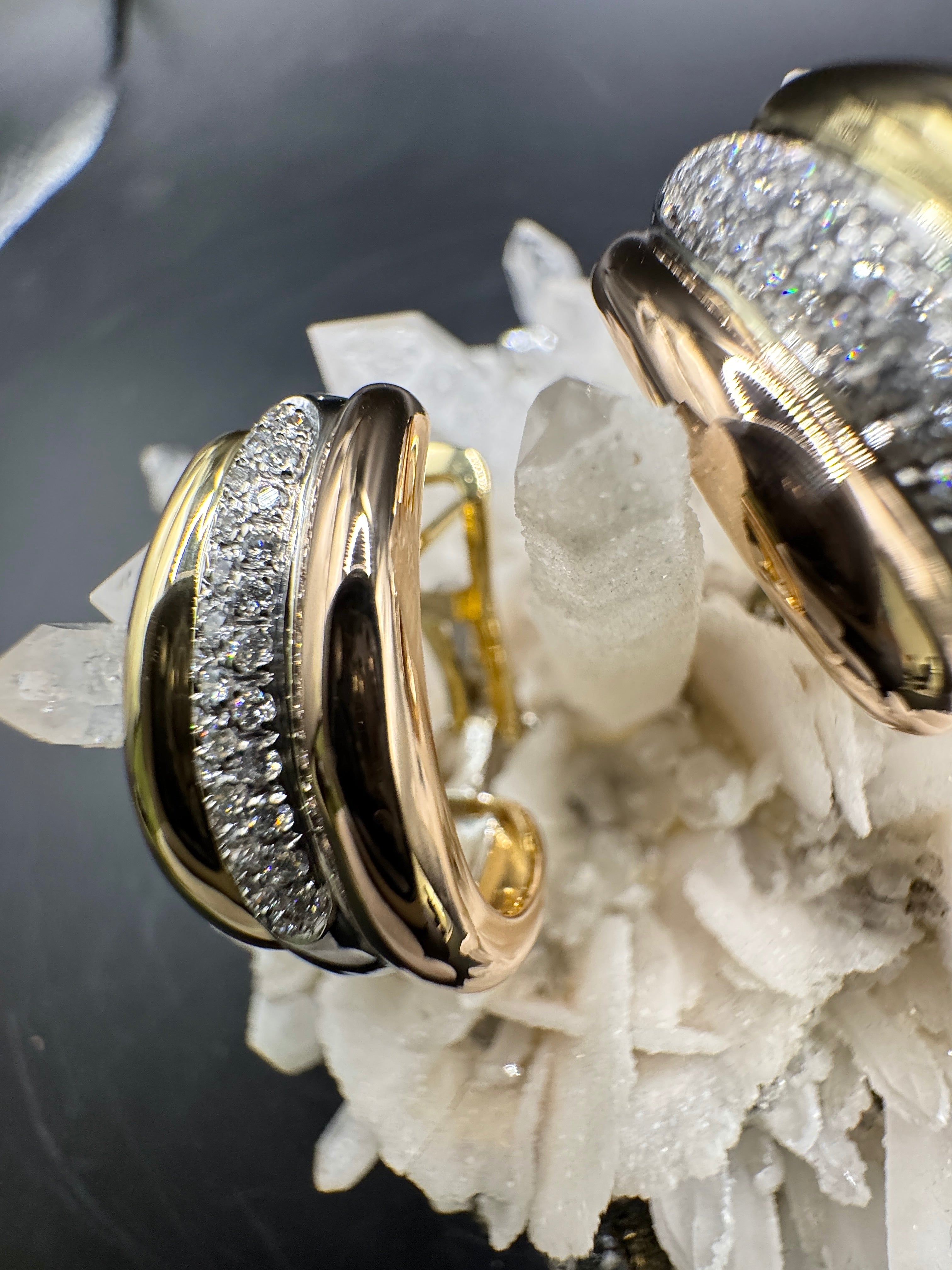 Handgefertigte Kreolen in 18 Karat Gelb-, Weiß -und Roségold mit Brillanten