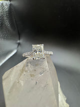Edler Solitär-Ring in 18 Karat Weißgold mit Radiant-Brillant & Pavé-Besatz