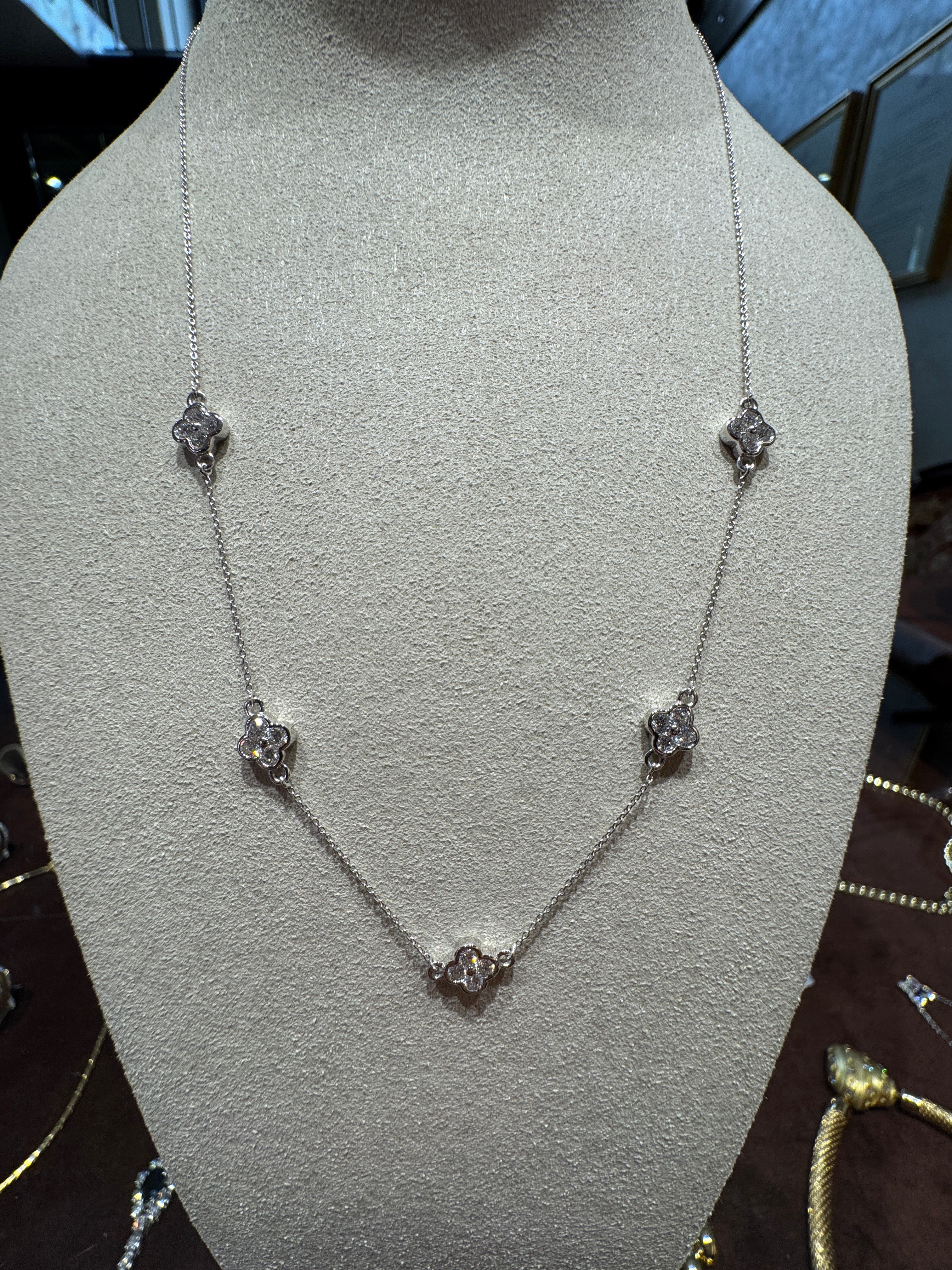 Modern necklace in 18 carat white gold with fine brilliant-cut diamonds