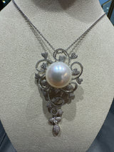 Unique pendant in 18 carat white gold with a large South Sea pearl and brilliant-cut diamonds