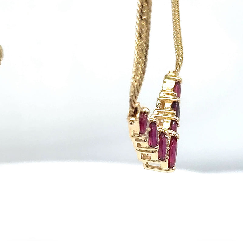 Stilvolles Rubin-Collier in 14 Karat Gelbgold mit Brillanten