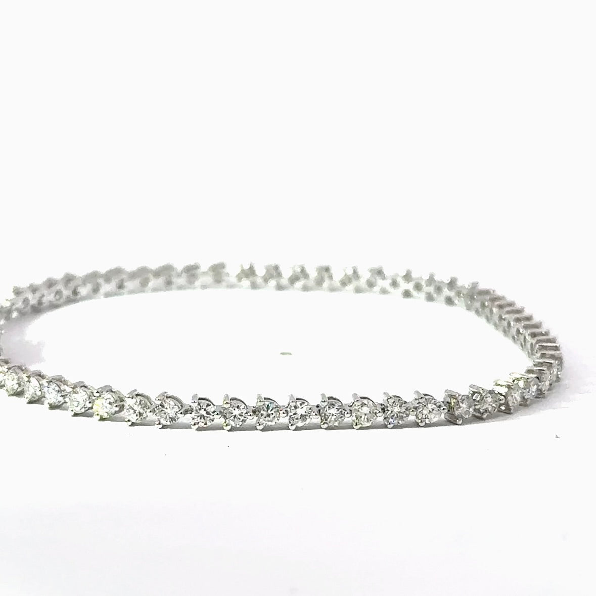 Modernes und zeitloses Tennisarmband in 900er Platin mit Brillanten