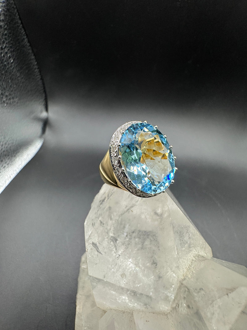 Edler Ring in 18 Karat Gelbgold mit augenreinem Aquamarin & Brillanten
