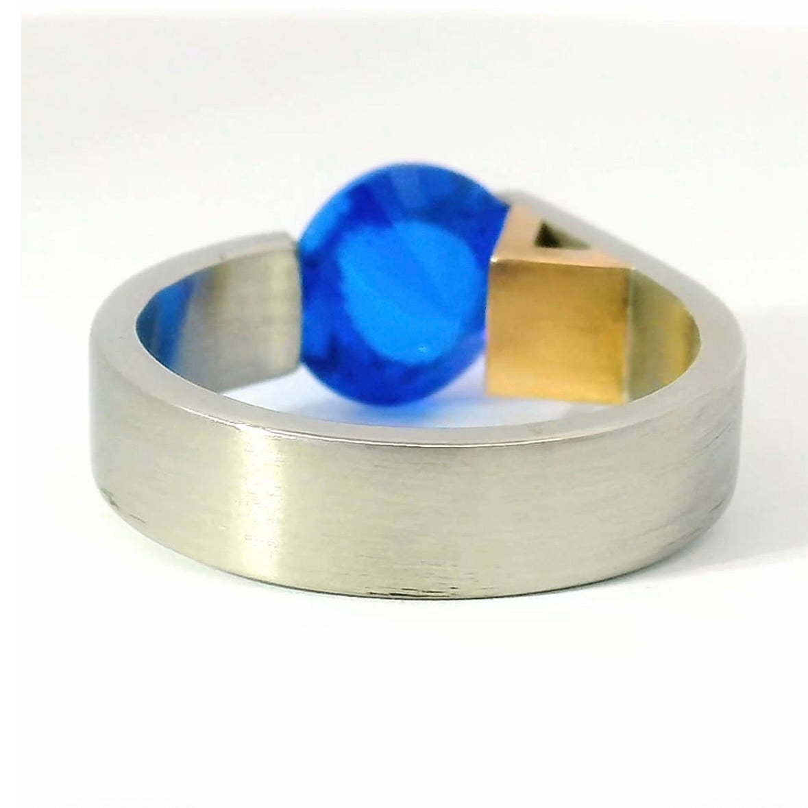Massiver Ring von Bunz Design in 950er Platin & 18 Karat Gelbgold mit Saphir
