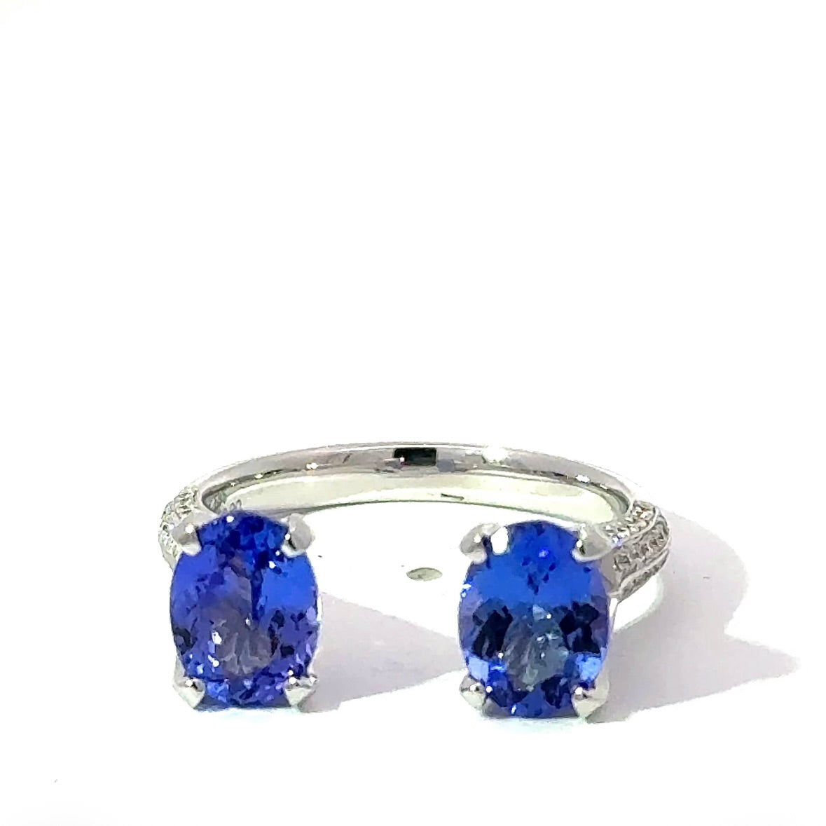Ausgefallener Ring in 14 Karat Weißgold mit Tansaniten & Brillanten
