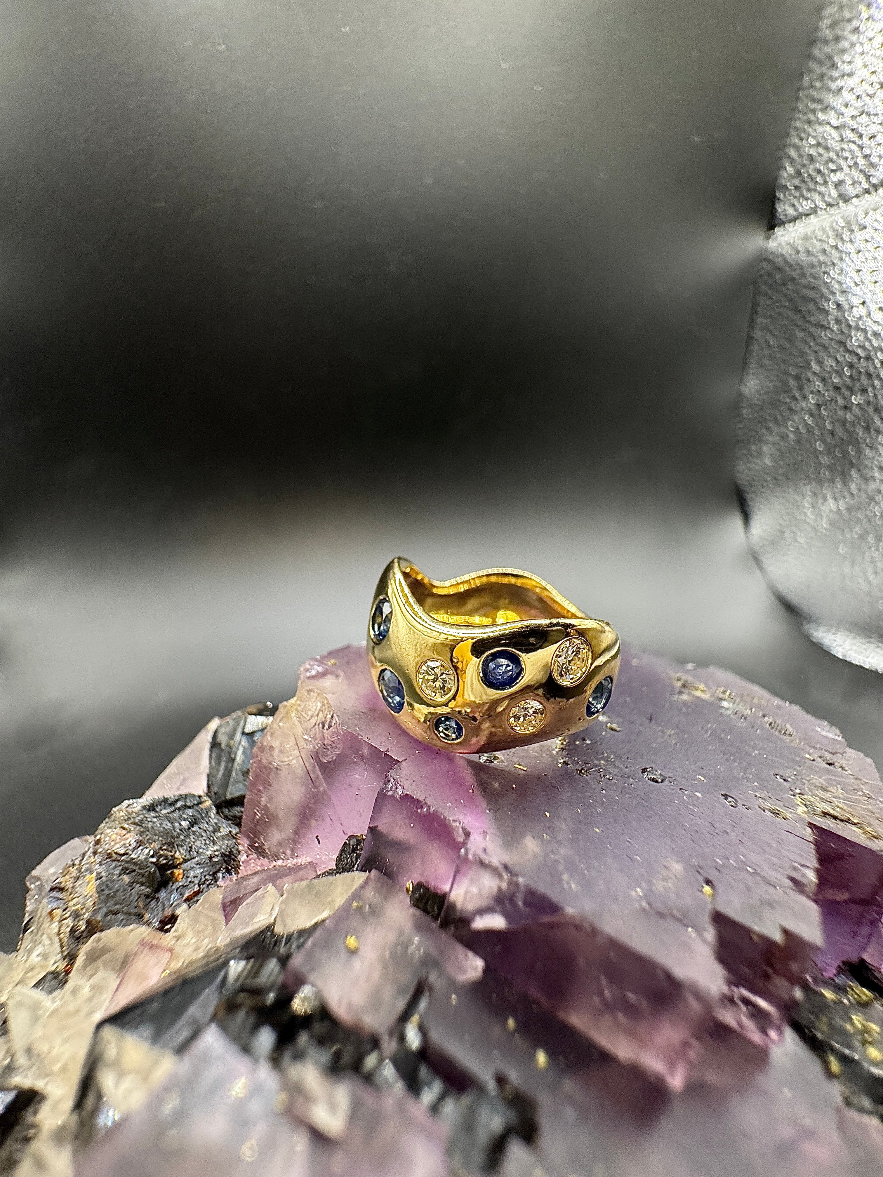 Elegant Ring in 18 Carat Yellow Gold with Sapphires & Brilliants