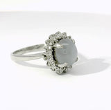 Zeitloser Entourage Ring in 18 Karat Weißgold mit seltenem Saphir & Diamanten