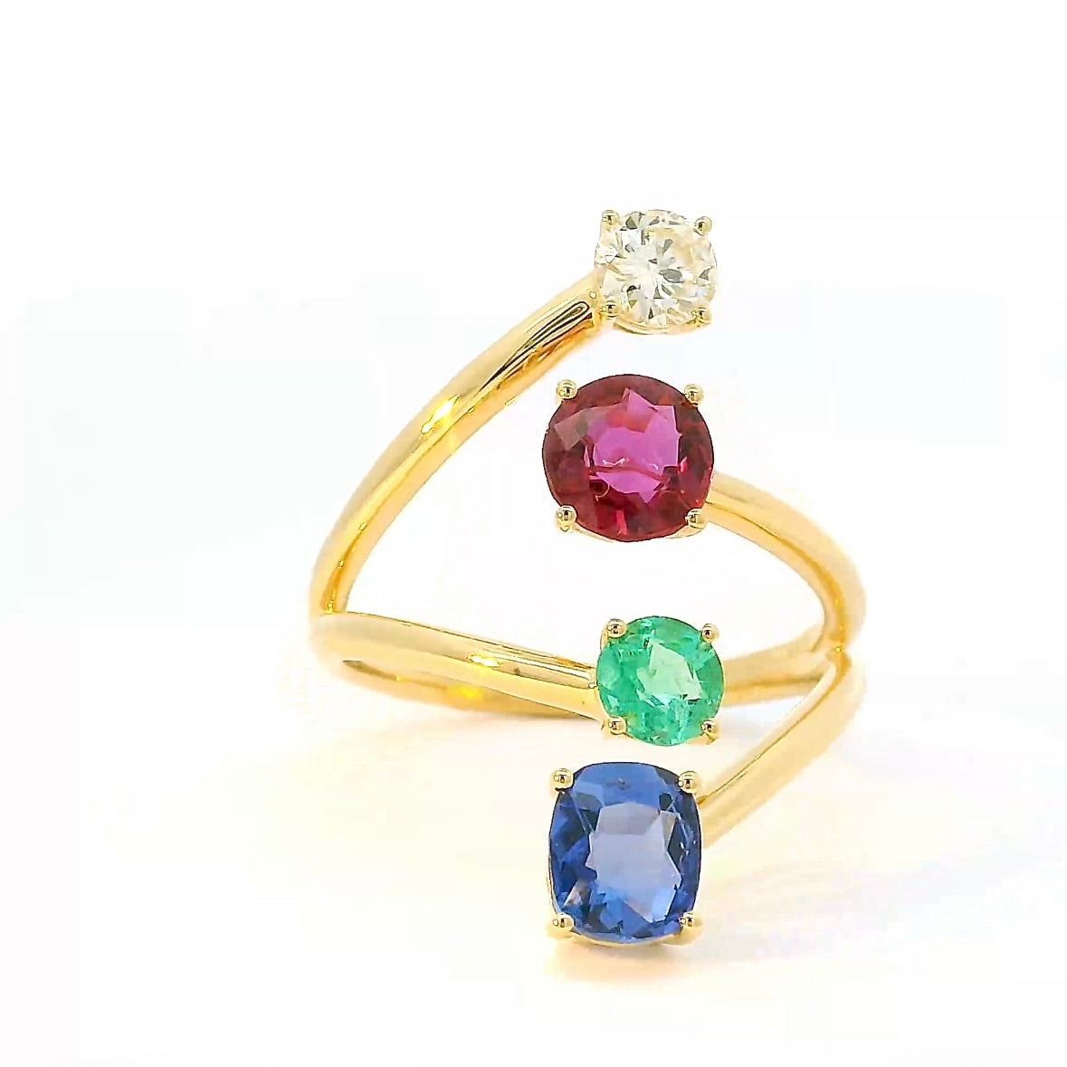 Aufregender Ring in 18 Karat Gelbgold mit Smaragd, Rubin, Saphir und Brillant