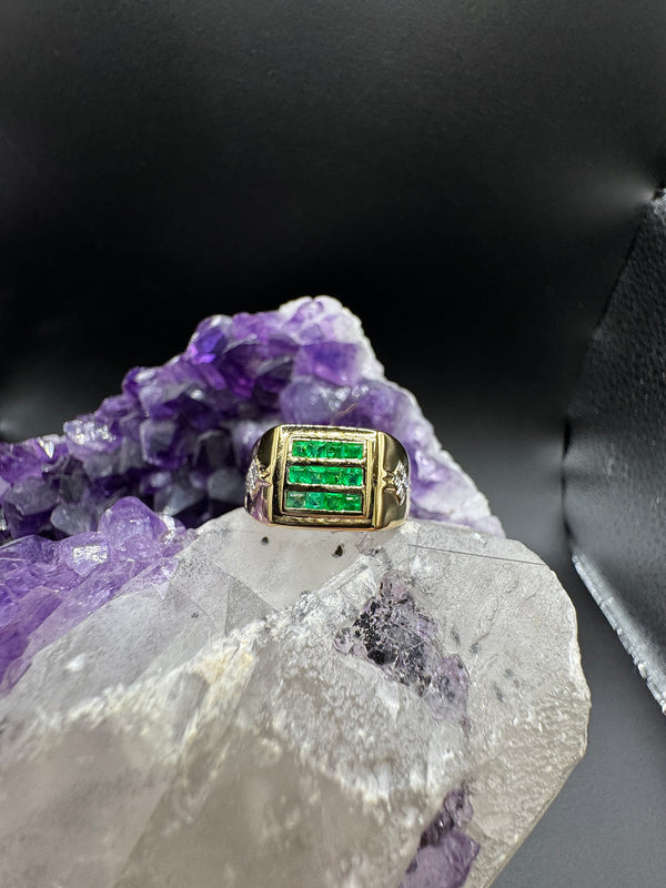 Stilvoller Ring in 18 Karat Gelbgold mit grünen Smaragden & Brillanten