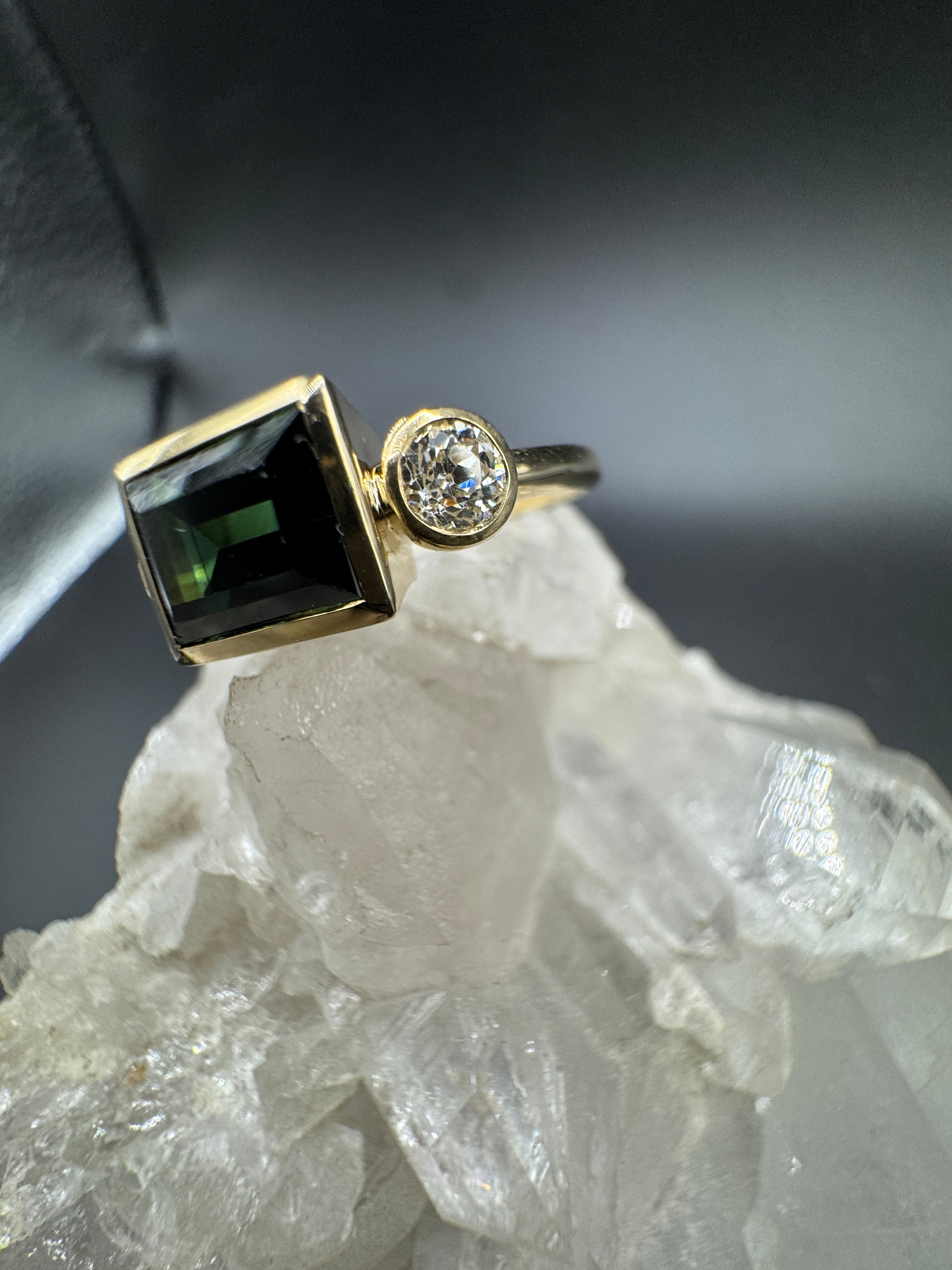 Moderner Turmalin Ring in 14 Karat Gelbgold mit Altschliff Diamanten