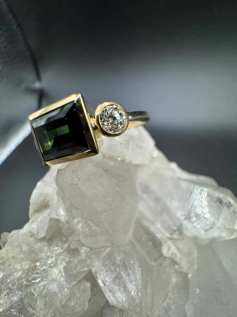 Moderner Turmalin Ring in 14 Karat Gelbgold mit Altschliff Diamanten