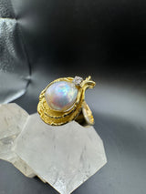 Handgefertigter Ring in 18 Karat Gelbgold mit besonderer Perle & Brillant