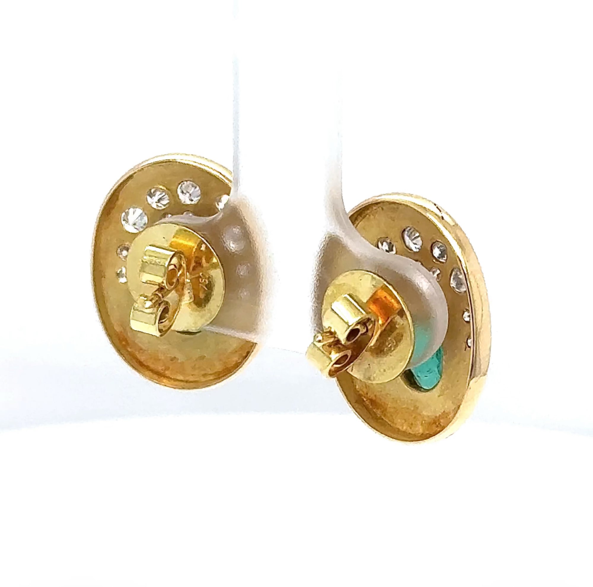 Handgefertigte Ohrstecker in 18 Karat Gelbgold mit feinen Smaragden & Brillanten