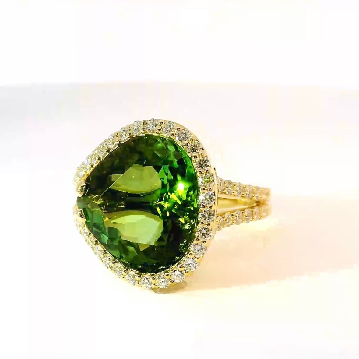 Edler Ring in 14 Karat Gelbgold mit hochfeinem Lagoon-Turmalin & Brillanten