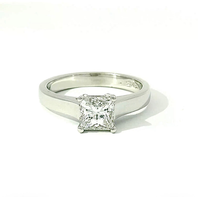 Massiver Solitär Ring in Platin mit hochfeinem Princess-Cut Brillanten