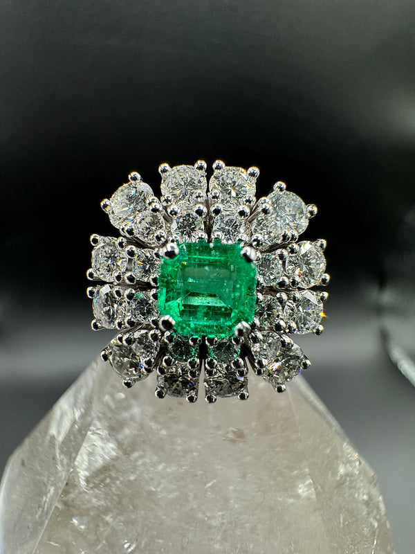 Prunkvoller Cocktailring in 14 Karat Weißgold mit leuchtendem Smaragd & Brillanten