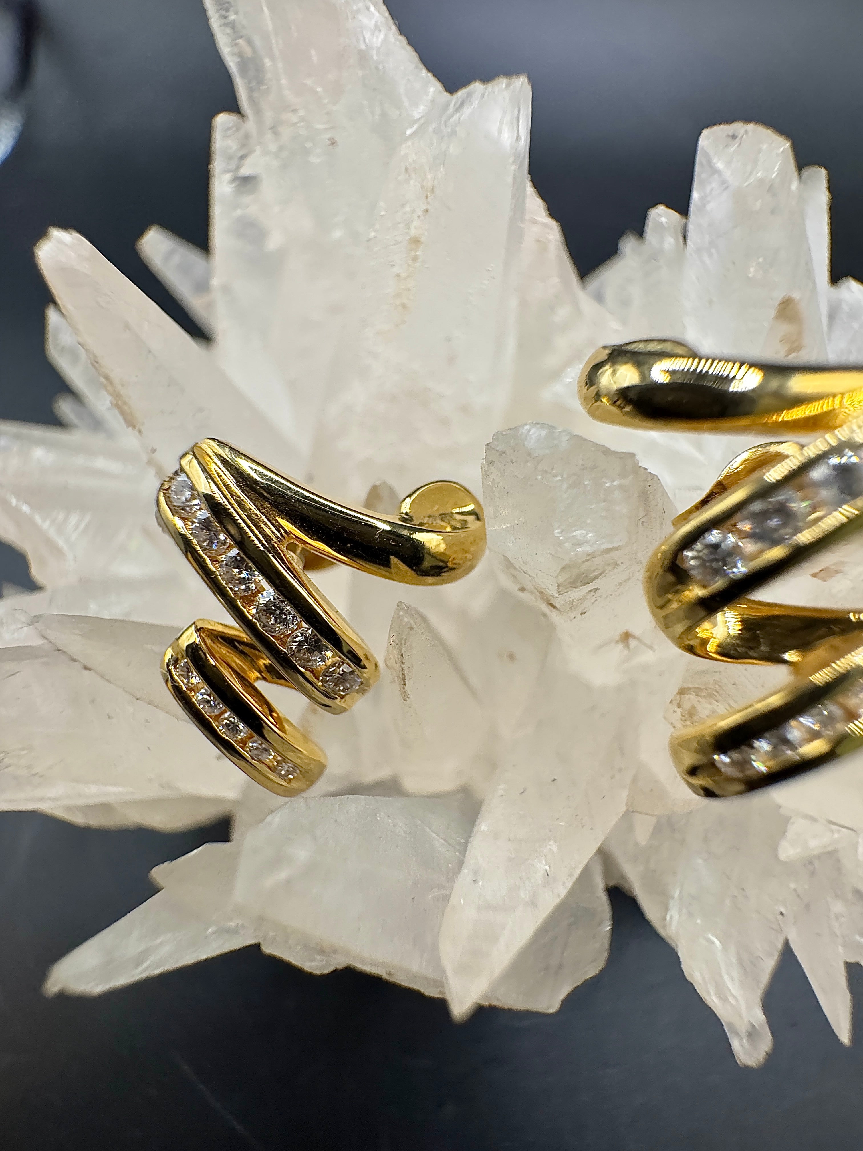 Elegant earrings in 18 carat yellow gold with fine brilliant-cut diamonds