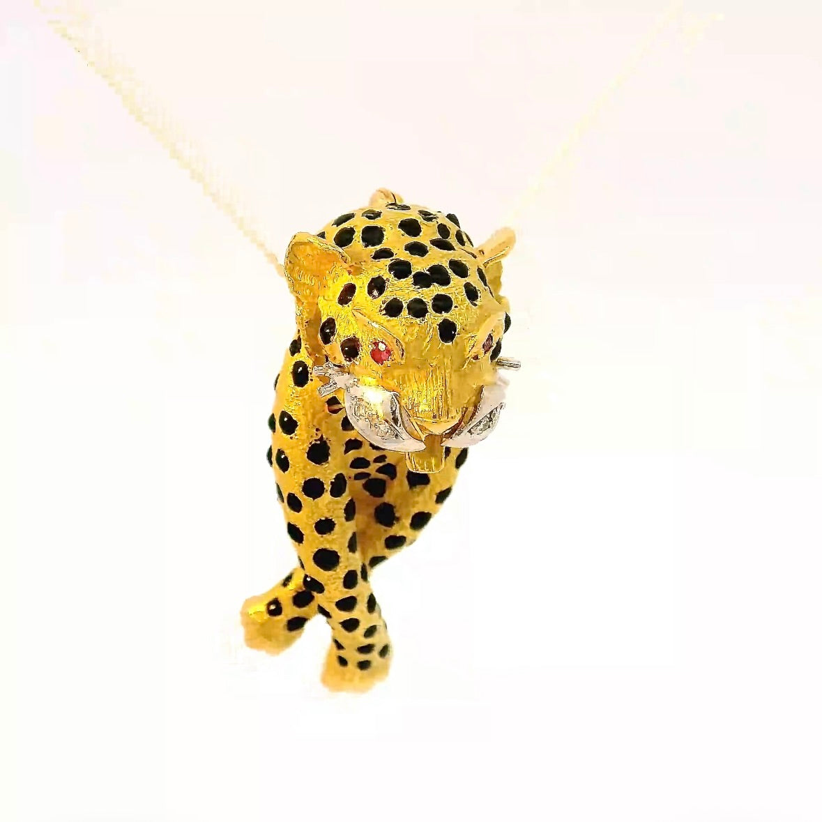 Verspielter Panther-/Leopard-Anhänger in 18 Karat Gold mit Brillanten & Rubinen