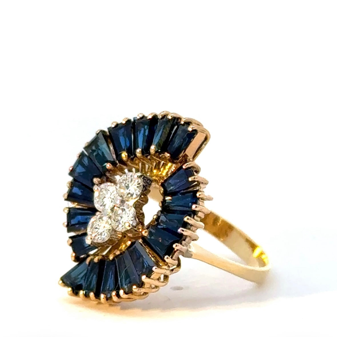 Besonderer Ring in 14 Karat Gelbgold mit feinen Saphiren & Brillanten