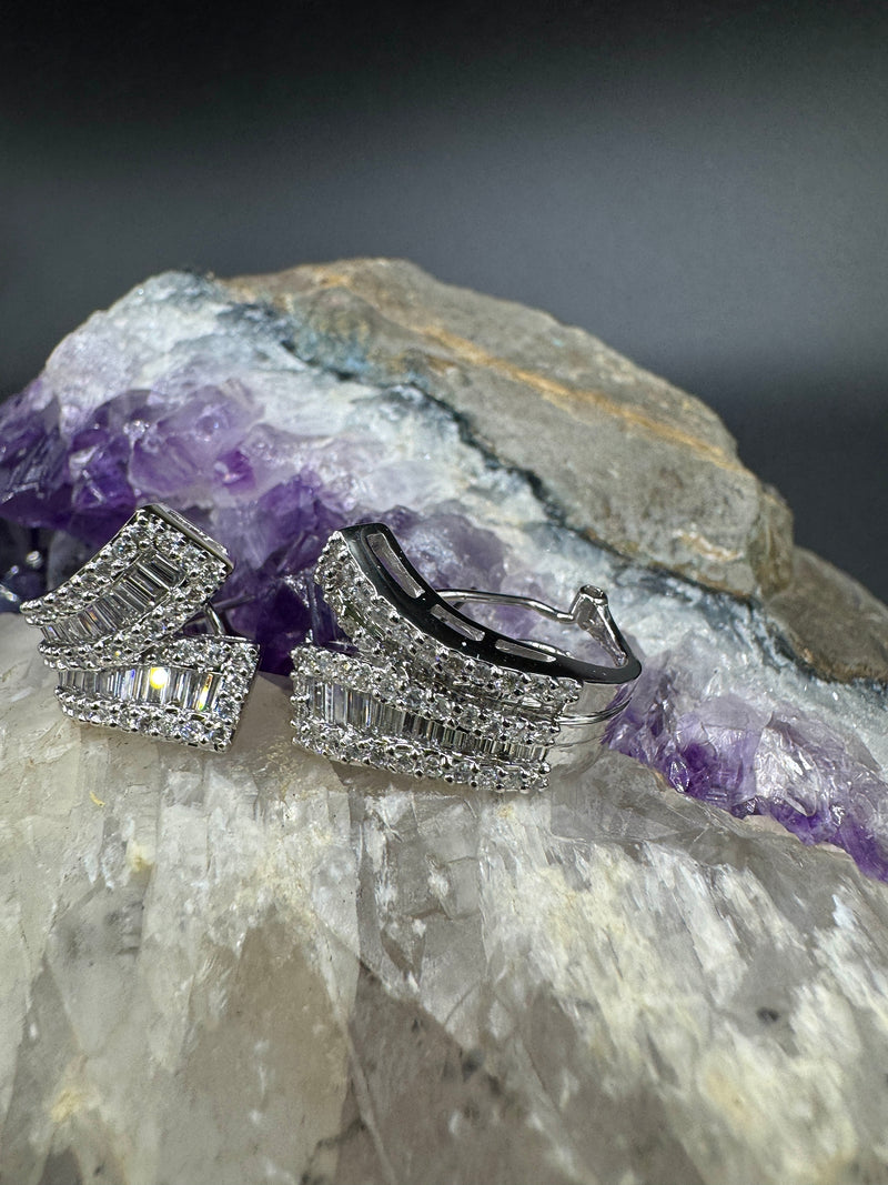 Aufregende Ohrringe in 18 Karat Weißgold mit Brillanten & Diamant-Baguettes