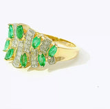 Lebhafter Ring in 14 Karat Gelbgold mit leuchtenden Smaragden und Diamanten