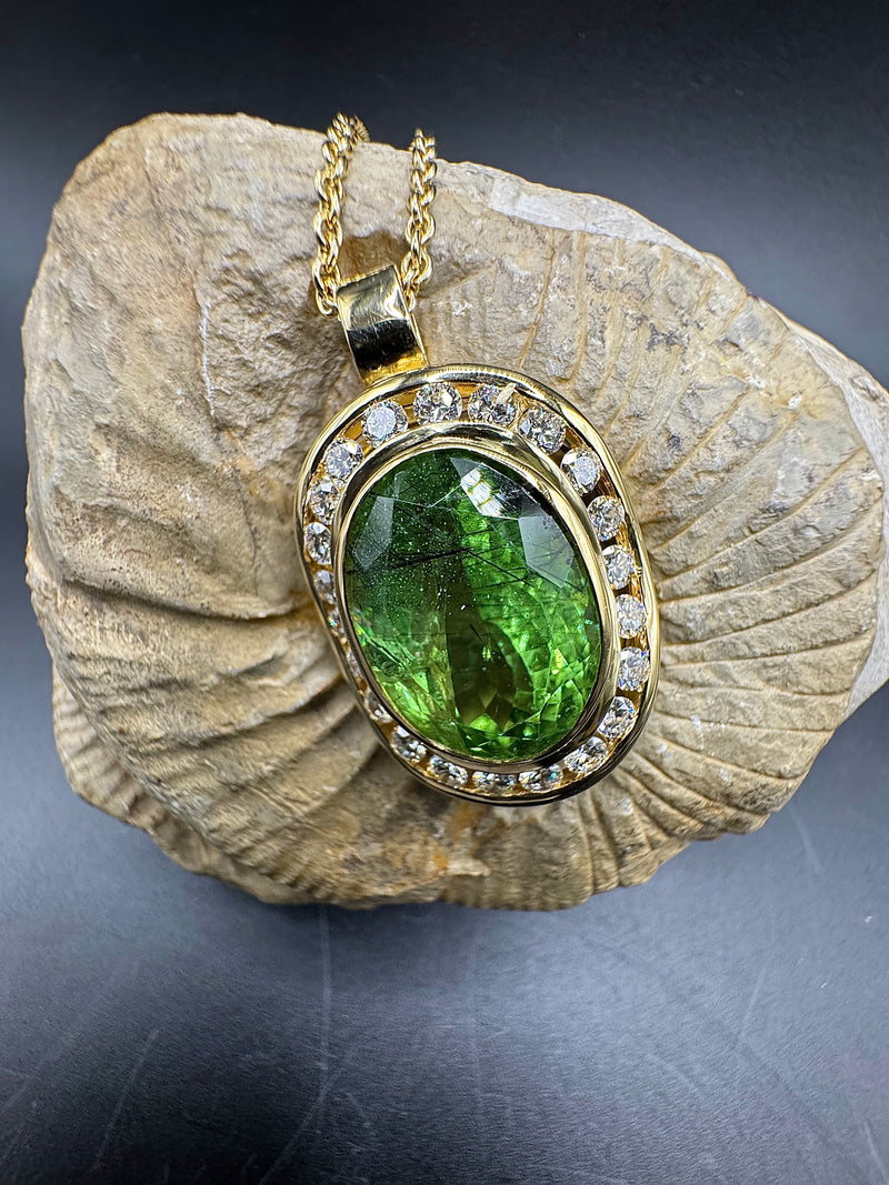 Edler Anhänger in 18 Karat Gelbgold mit großem Peridot & Brillanten