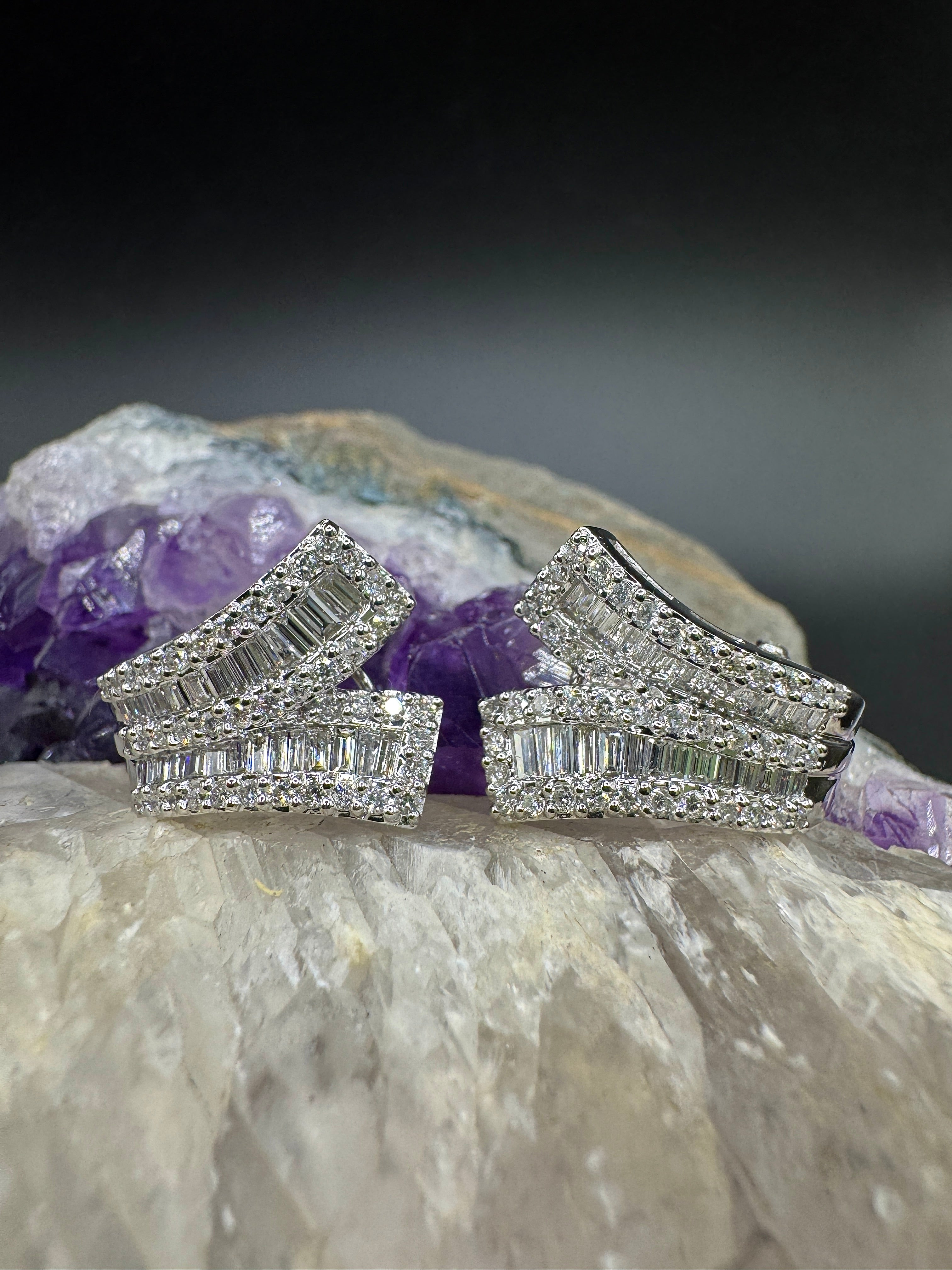 Exciting earrings in 18 carat white gold with brilliant-cut diamonds & baguette diamonds