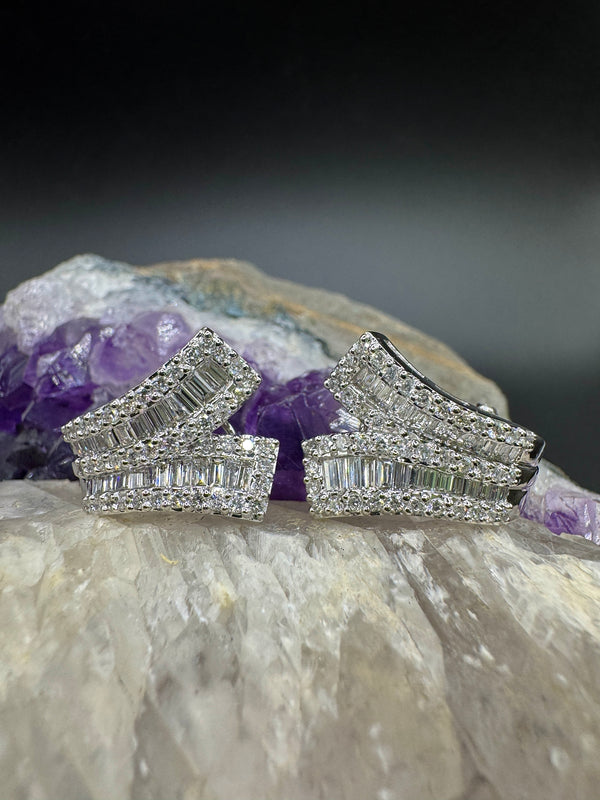 Aufregende Ohrringe in 18 Karat Weißgold mit Brillanten & Diamant-Baguettes
